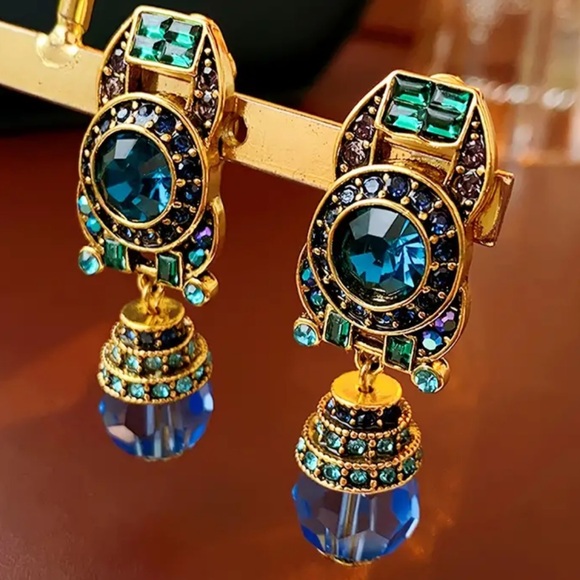 Pair of Inlaid Faux Jade 18K Gold Plated Dangle Costume Earrings (NWT) - Picture 3 of 5